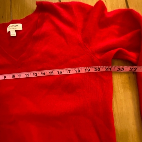 Nordstrom women’s cashmere V-Neck red Sweater Large - Picture 5 of 15